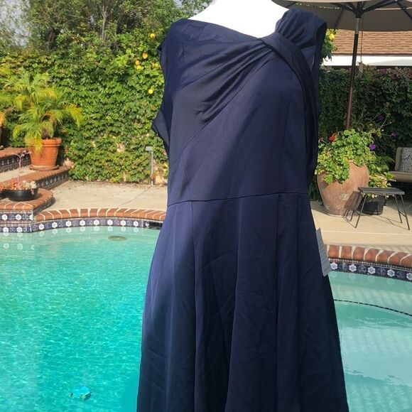 Gal Meets Glam Noelle Twist Neck Satin Dress - Picture 3 of 11